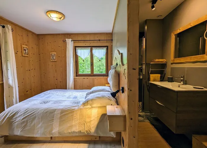 Les Volets Rouges Holiday home *