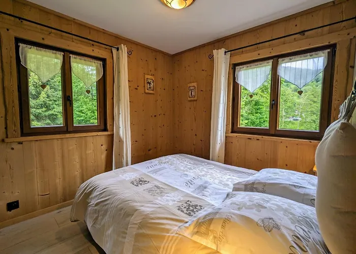 Holiday home Les Volets Rouges