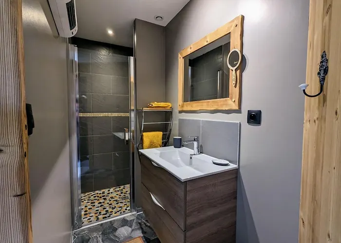 Holiday home Les Volets Rouges *